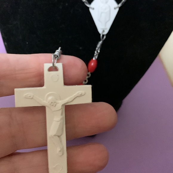 Necklace beaded and crucifix - Picture 6 of 8